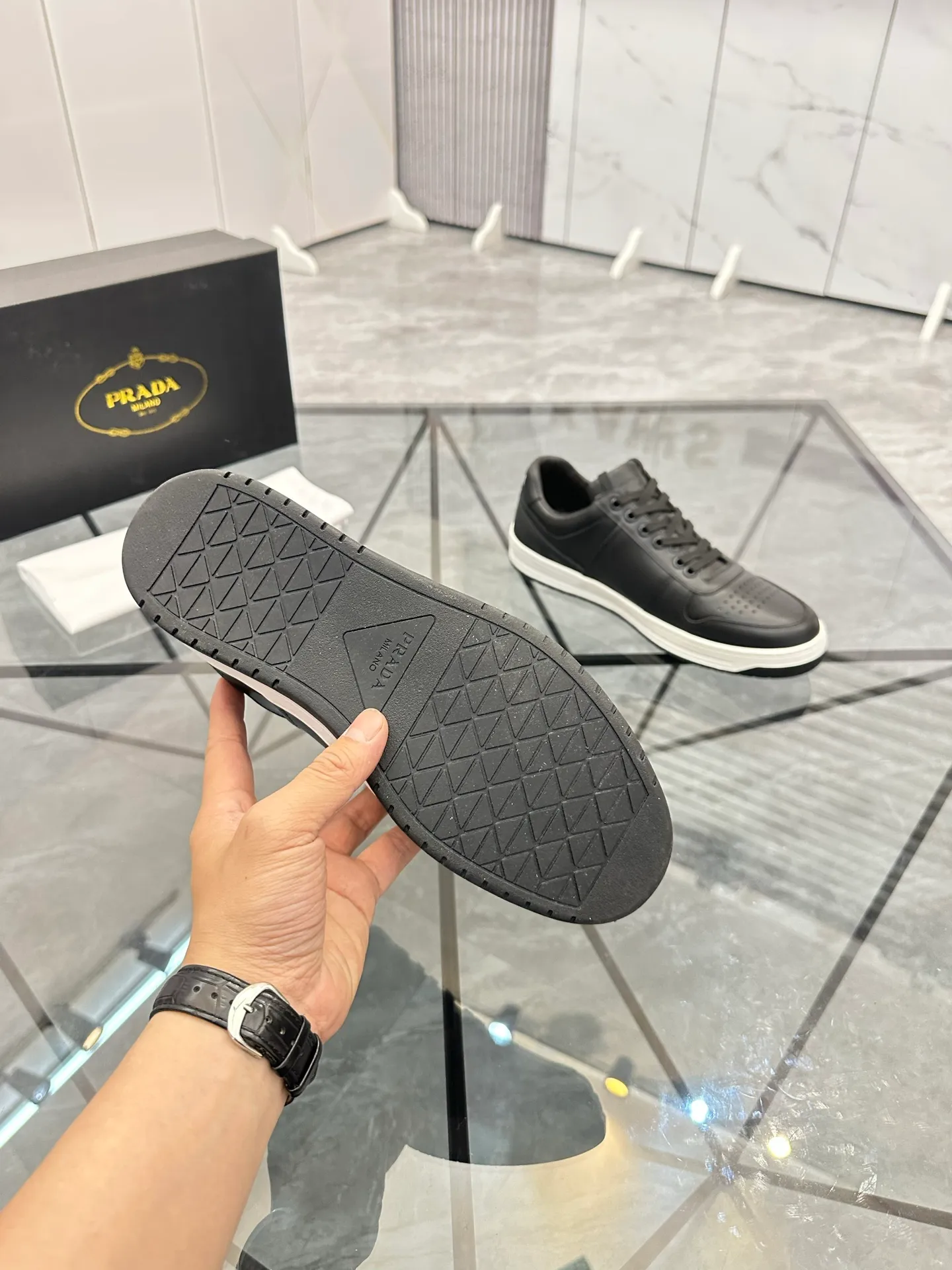 Men's shoes: 💰P400¥ Product trademark: Prada *"Prada*" low-top casual shoes Regular size: 38-44 (can be customized to 45) Product materials: imported cowhide upper, sheepskin lining, original outsole. Number: 020